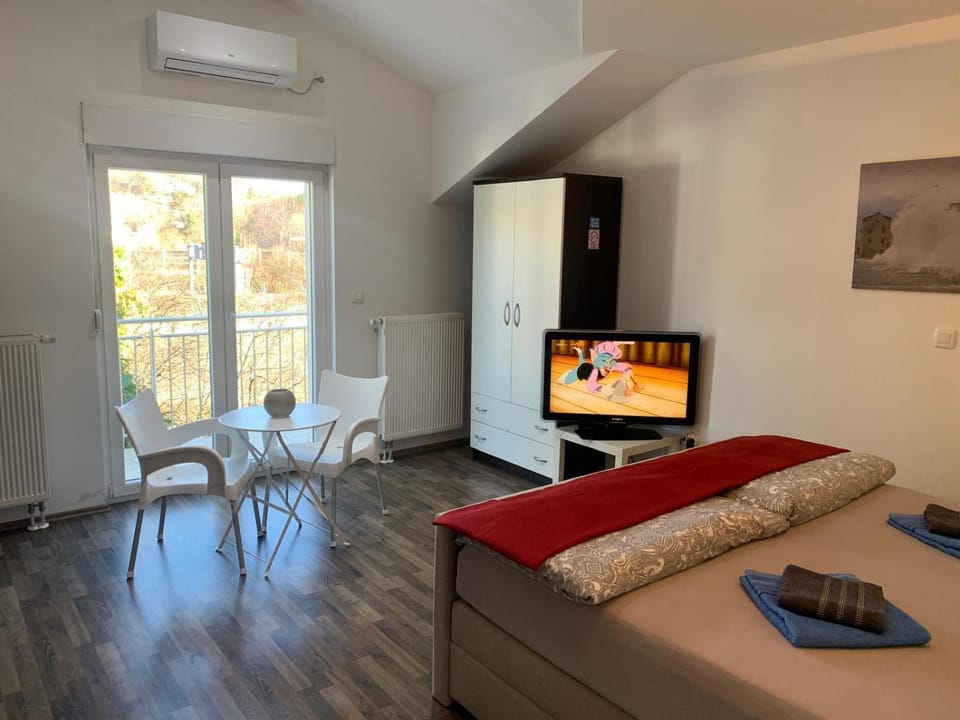 Bed, TV and multimedia, Kitchen or kitchenette, Photo of the whole room, Seating area, Dining area, Bedroom, air conditioner