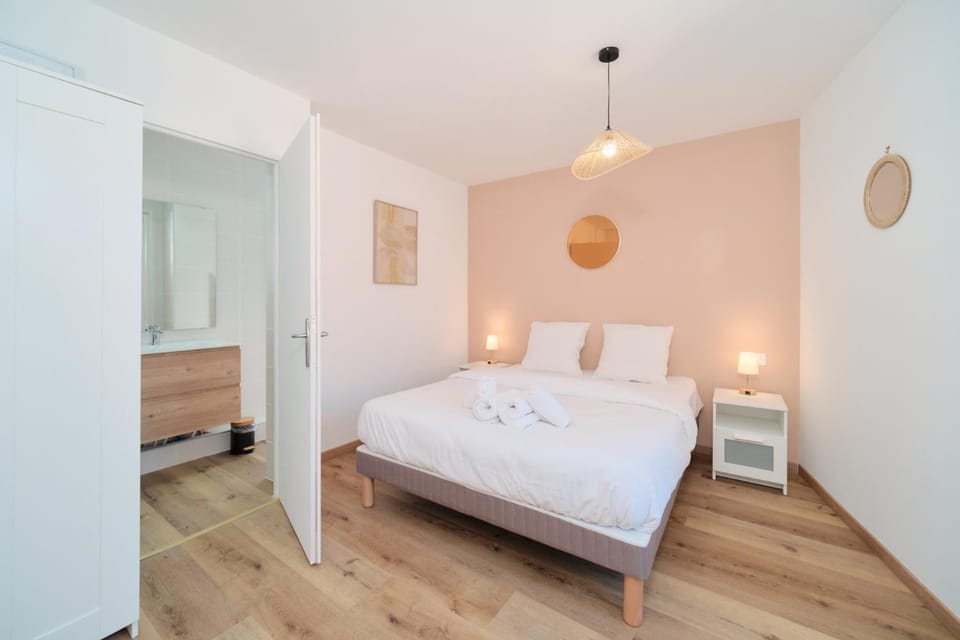 Bathroom, Photo of the whole room, Bedroom, towels