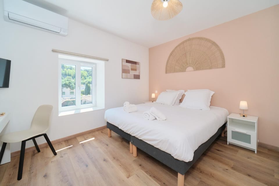 Bed, TV and multimedia, Photo of the whole room, Bedroom, towels, air conditioner