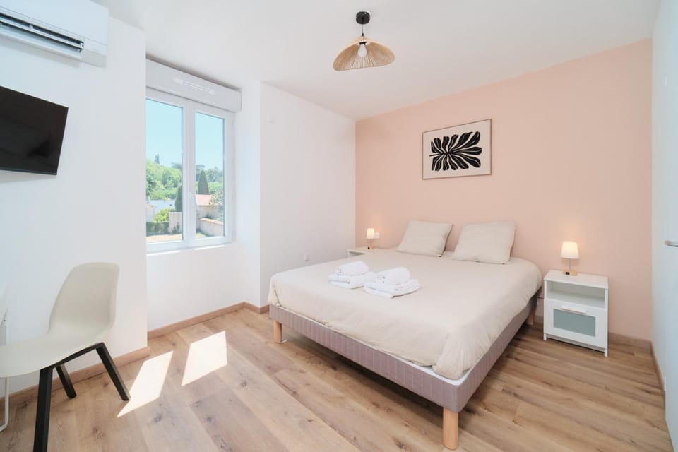 Bed, TV and multimedia, Photo of the whole room, Bedroom, towels, air conditioner