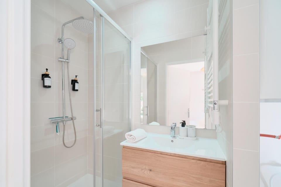 Shower, Toilet, Bathroom, towels