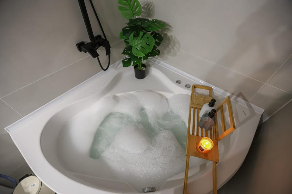 Hot Tub, Bathroom