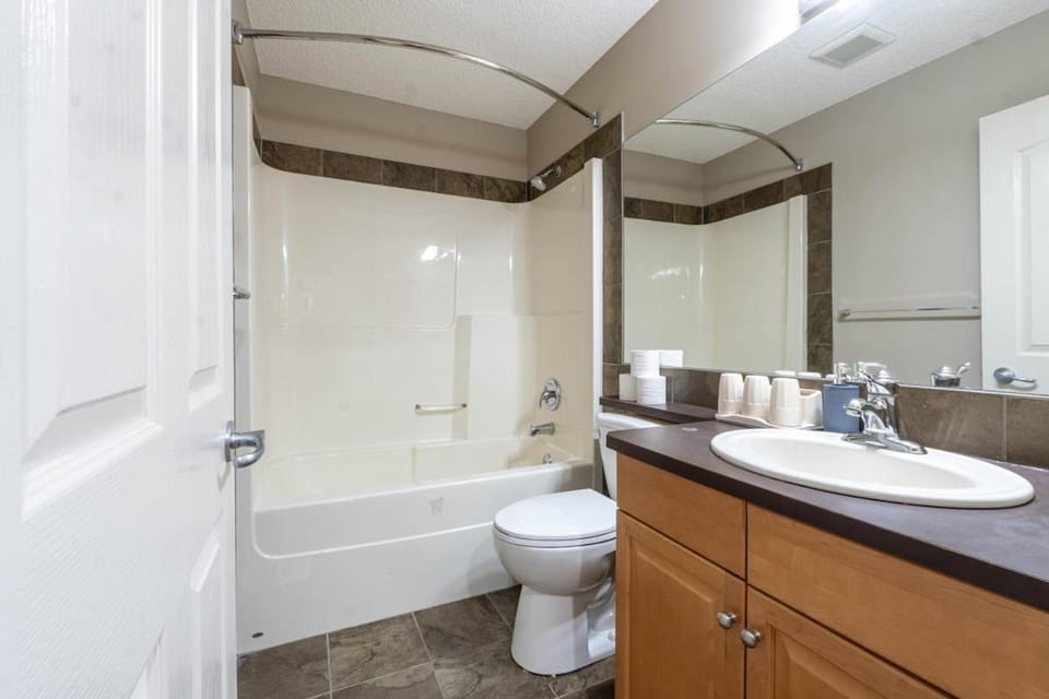 CozyNights & BeautifulMornings in Charming 5BRHome House in Airdrie