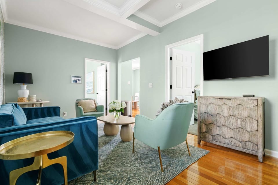 Charming Second Floor Condo 6 Blocks To King House in Charleston