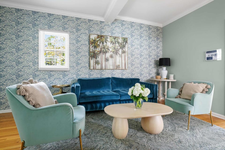Charming Second Floor Condo 6 Blocks To King House in Charleston