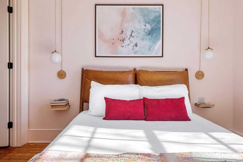 Whole House Downtown Sleeps 16 House in Charleston