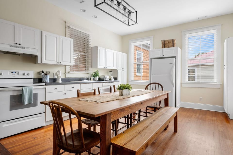 Downtown Historic Home Steps to King St Apartment in Charleston