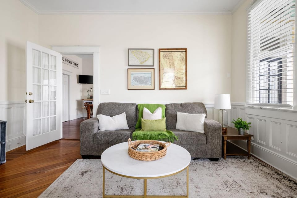 Downtown Historic Home Steps to King St Apartment in Charleston