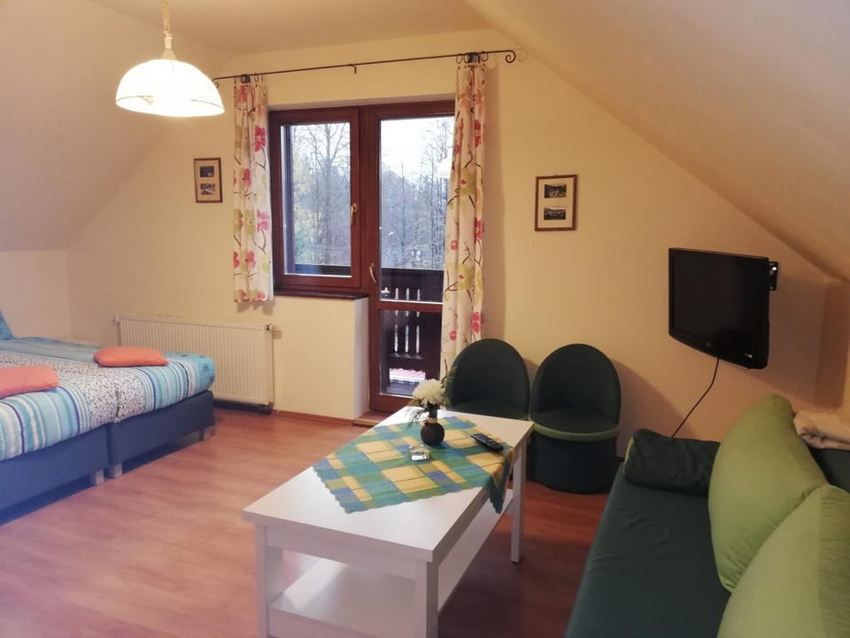 Photo of the whole room, Floor plan