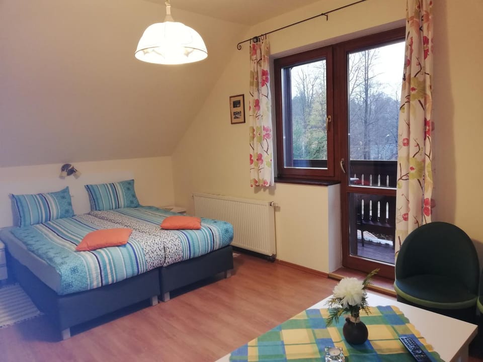 Photo of the whole room, Floor plan