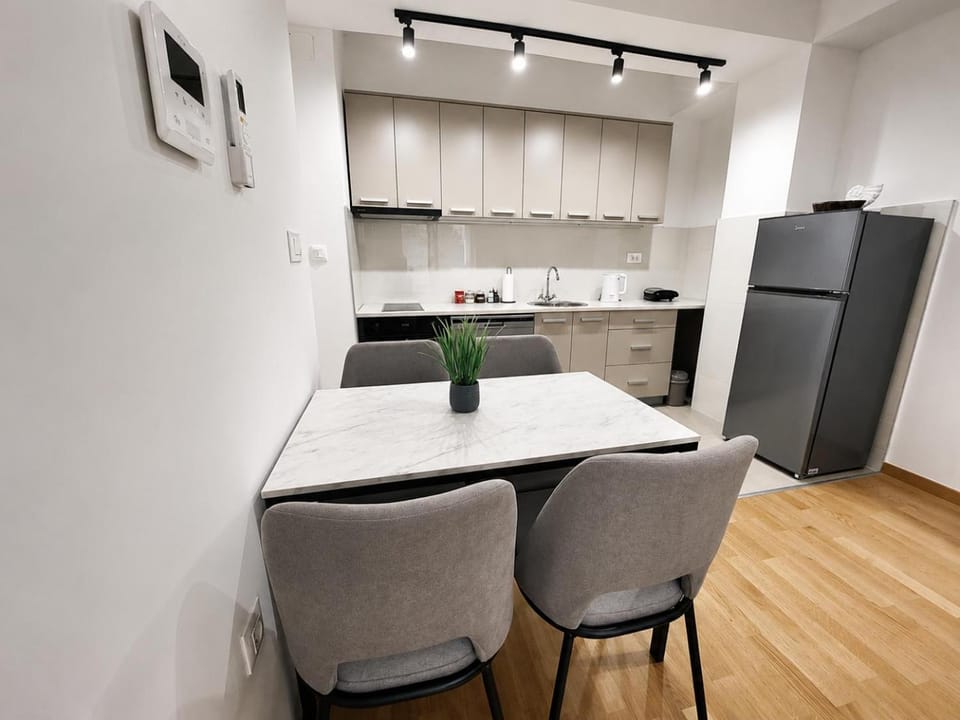 Kitchen or kitchenette, Dining area, oven, stove