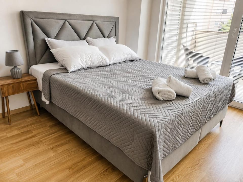 Bed, Bedroom, towels