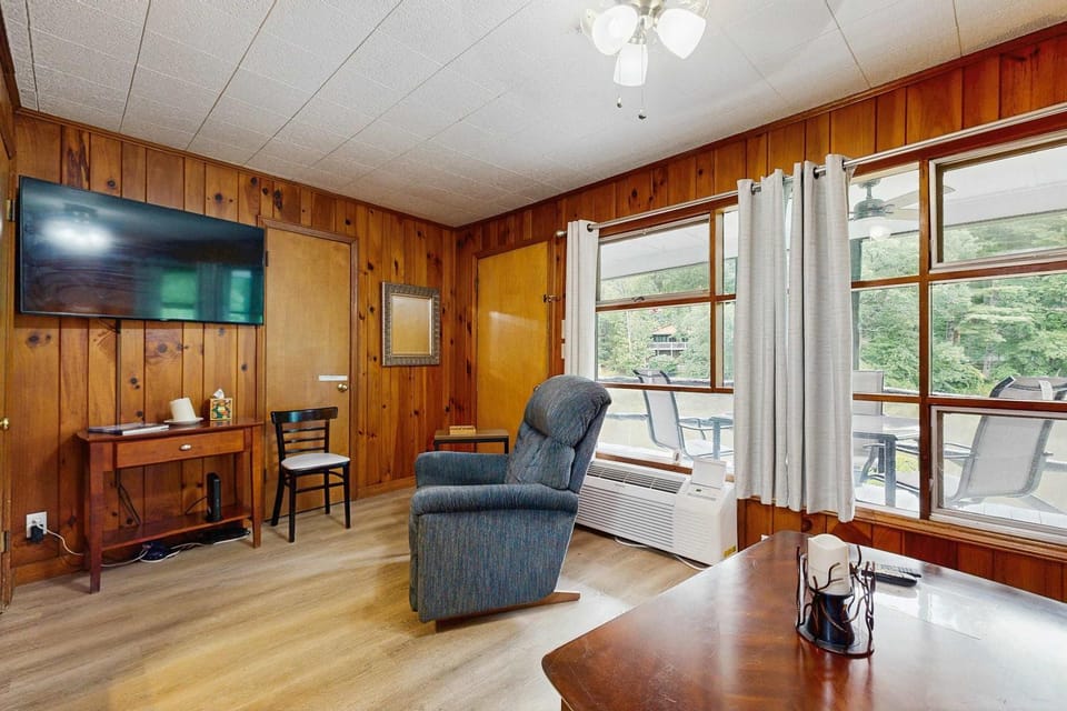 Lakeside condo dog-friendly with AC large porch shared amenities beach access pool tennis House in Tennessee