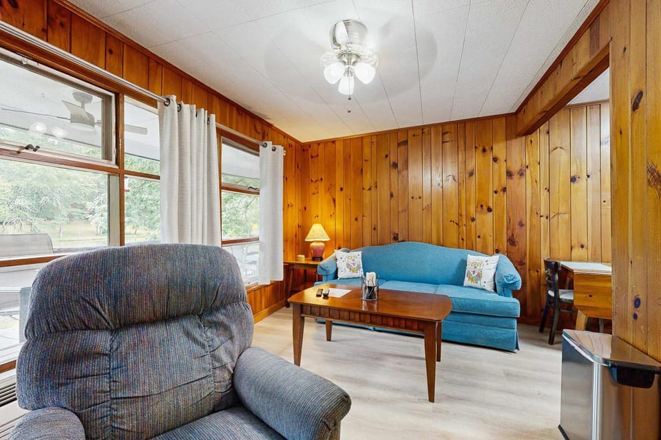 Lakeside condo dog-friendly with AC large porch shared amenities beach access pool tennis House in Tennessee