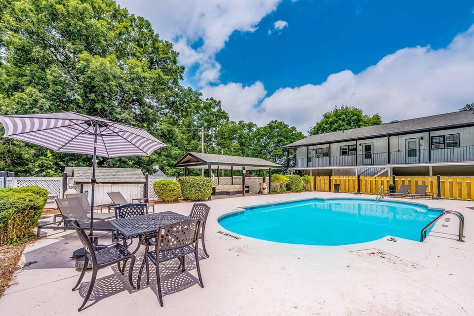 Lakeside condo dog-friendly with AC large porch shared amenities beach access pool tennis House in Tennessee