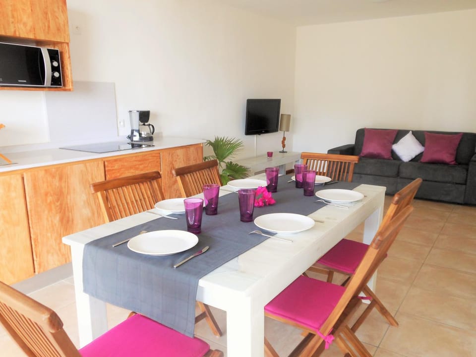 Kitchen or kitchenette, Living room, Dining area