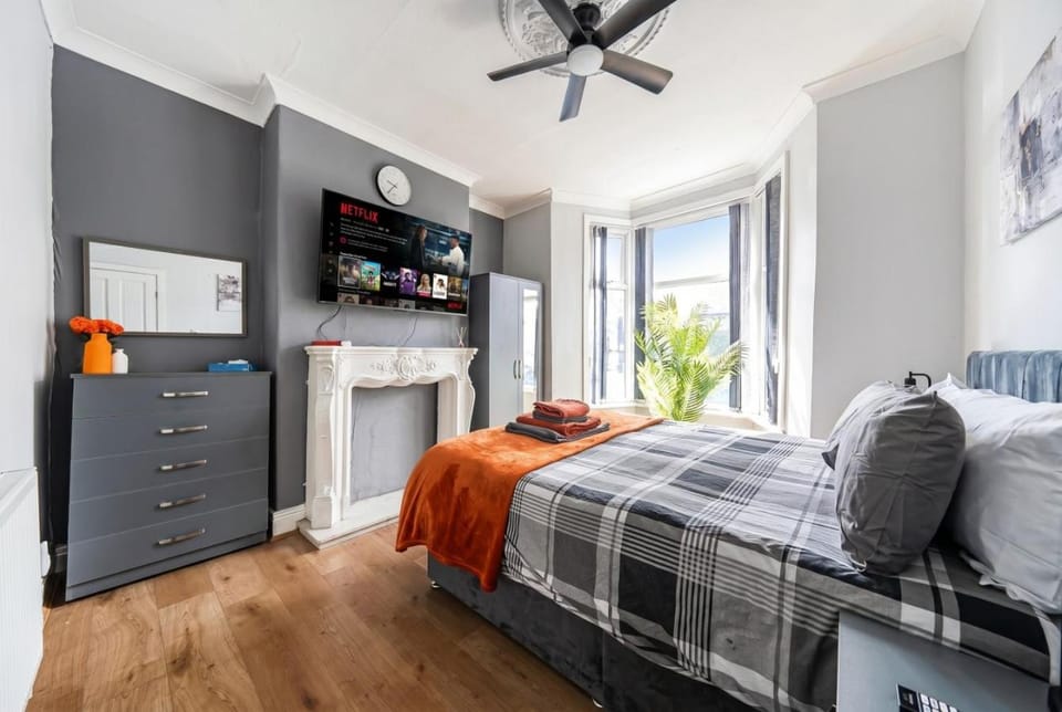 Bed, Photo of the whole room, Bedroom
