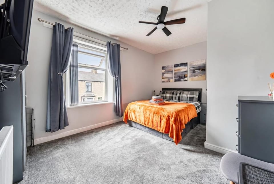 Bed, TV and multimedia, Photo of the whole room, Bedroom