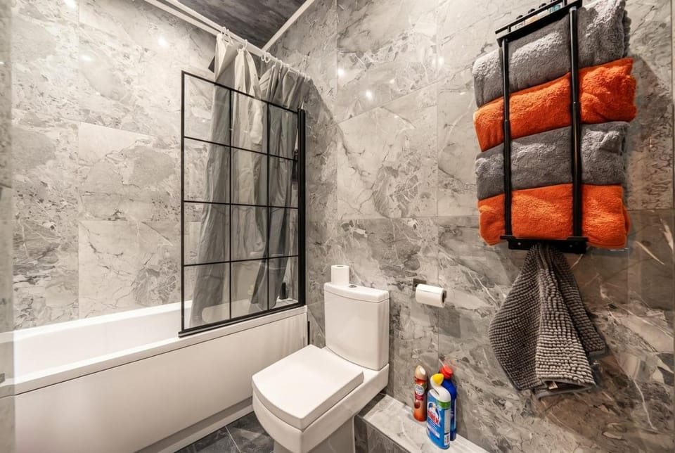 Shower, Toilet, Bathroom, Bath, towels