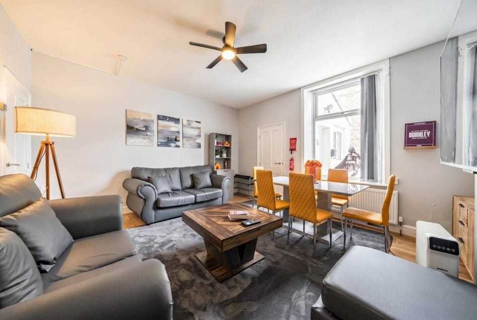 TV and multimedia, Living room, Seating area, Dining area