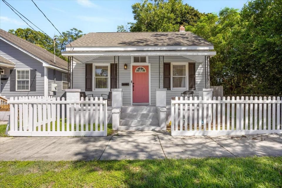 Downtown Wilmington Bungalow Extended Stays House in Wilmington