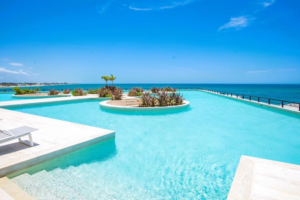 Property building, Natural landscape, Sea view, Swimming pool, sunbed