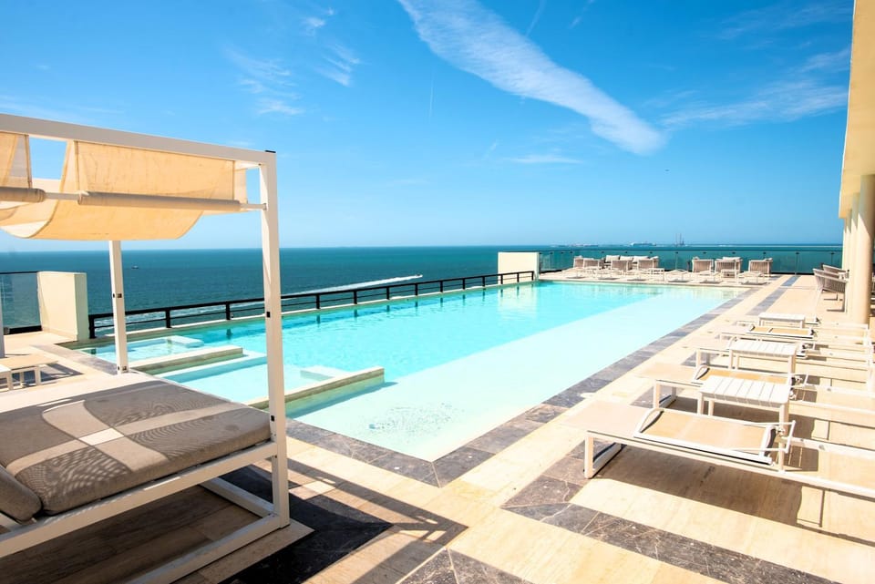 Property building, Natural landscape, Food and drinks, Sea view, Swimming pool, Drinks, Alcoholic drinks, sunbed