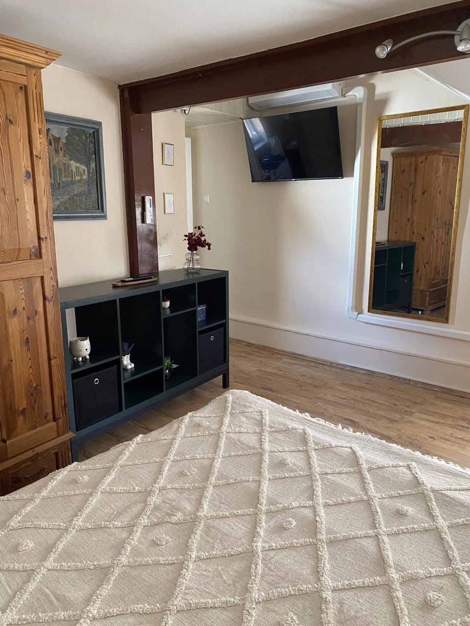 Bed, TV and multimedia, Bedroom