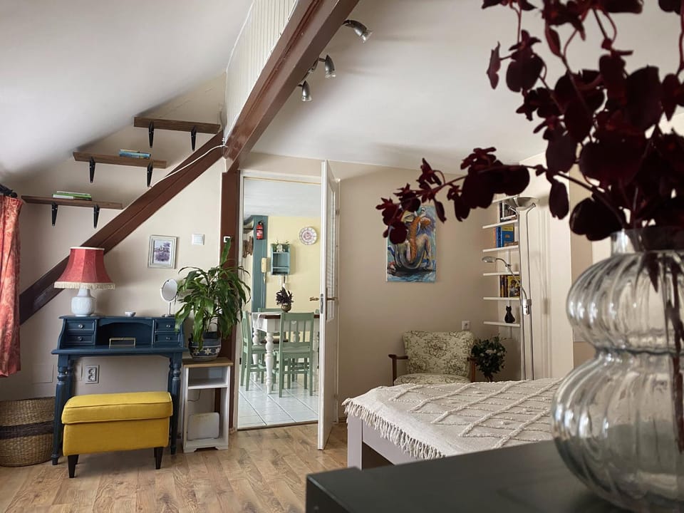 Bed, Photo of the whole room, Seating area, Bedroom