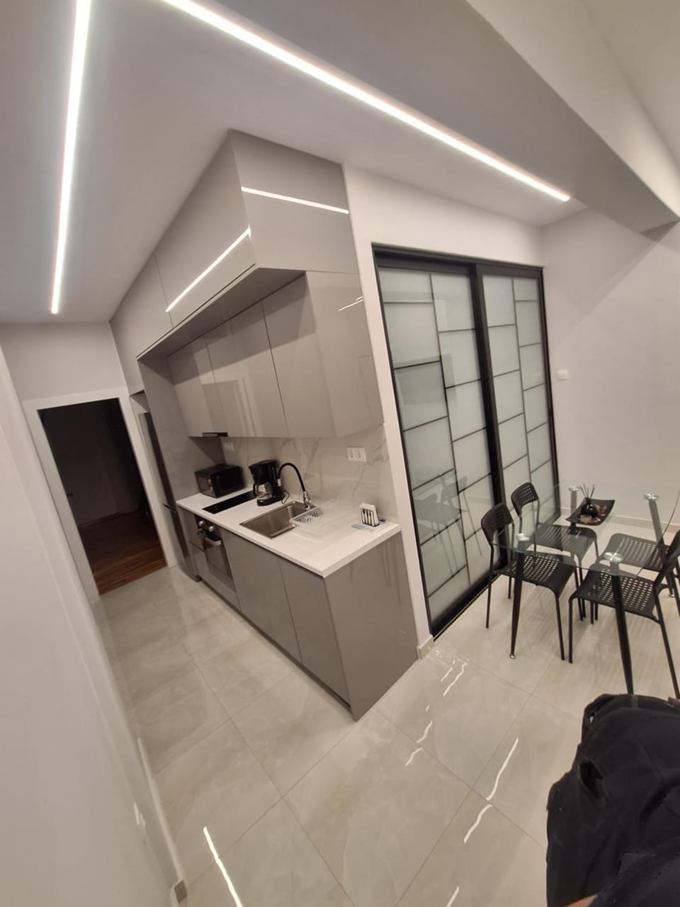 Kitchen or kitchenette, Dining area, stove