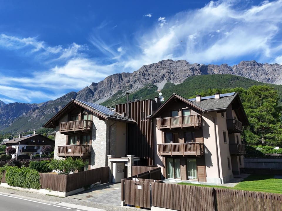 Property building, Day, Neighbourhood, Summer, Balcony/Terrace, Mountain view, Street view