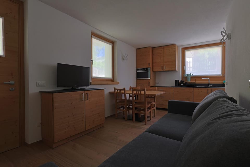 TV and multimedia, Coffee/tea facilities, Kitchen or kitchenette, Living room, Seating area, Dining area, dishwasher, oven