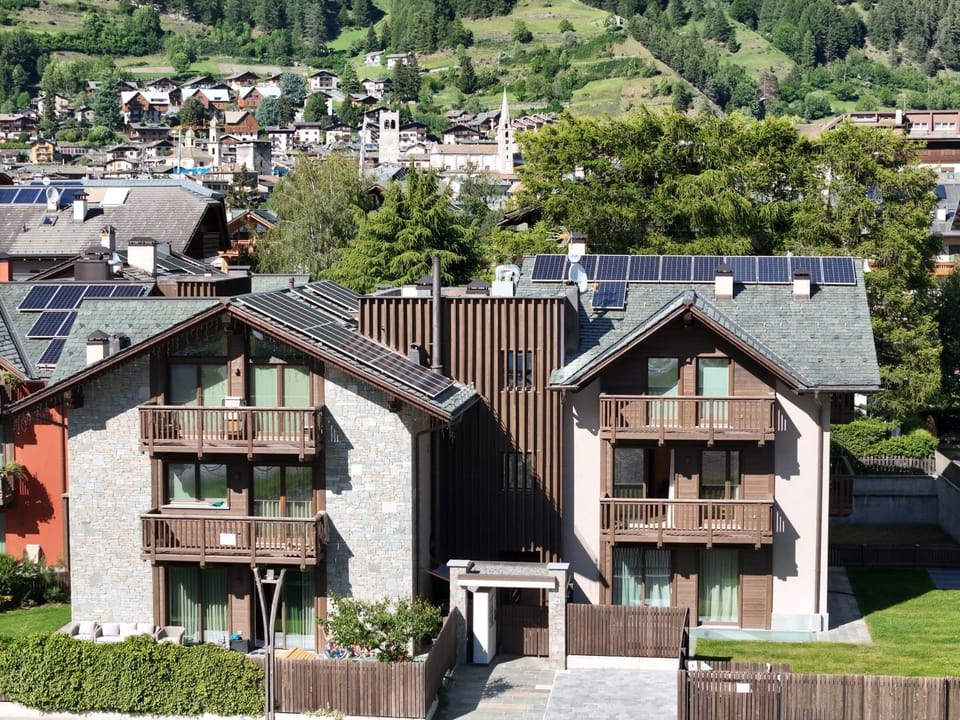 Property building, Facade/entrance, Day, Neighbourhood, Bird's eye view, Summer, Balcony/Terrace, City view