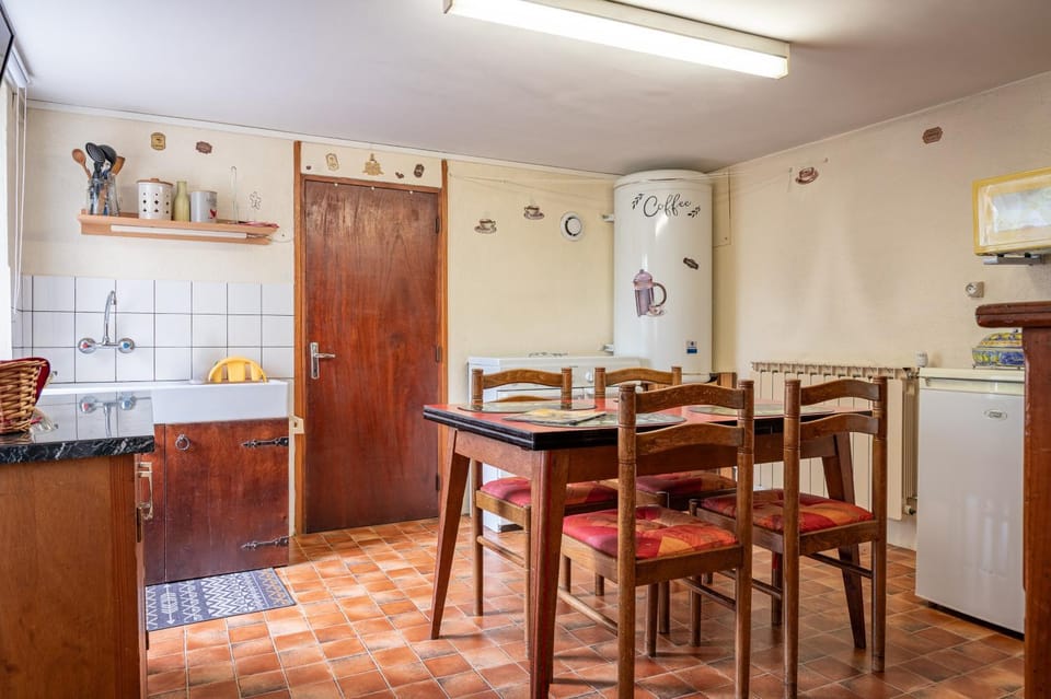 Property building, Kitchen or kitchenette, Living room