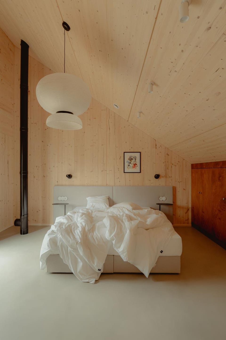 Photo of the whole room, Bedroom, wardrobe