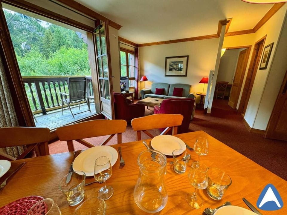 View (from property/room), Balcony/Terrace, Living room, Seating area, Dining area