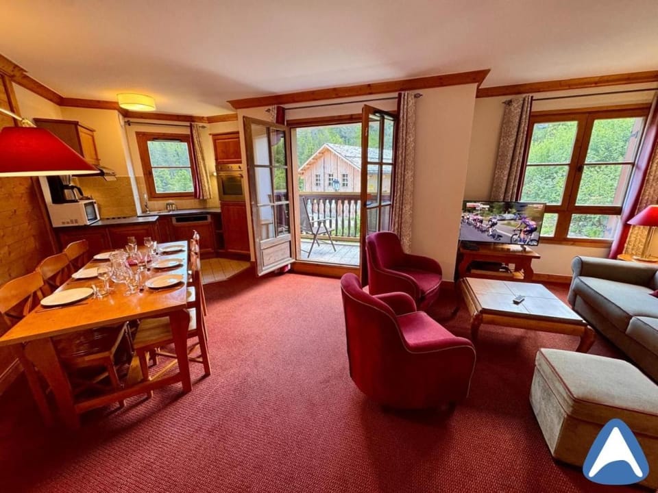 TV and multimedia, Kitchen or kitchenette, Living room, Photo of the whole room, Seating area, Dining area