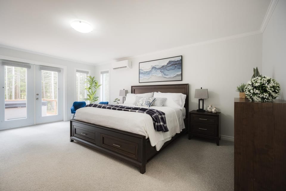 Birch Grove Chalet, Hot Tub, Golf, Private Forest House in Newfoundland and Labrador