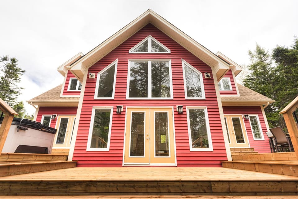 Birch Grove Chalet, Hot Tub, Golf, Private Forest House in Newfoundland and Labrador