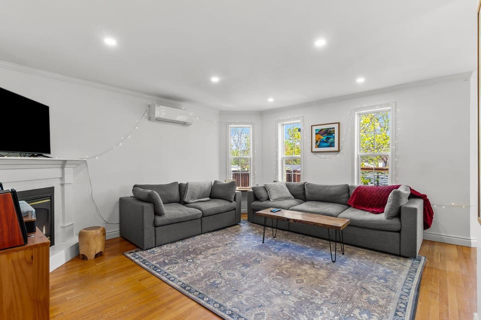 BLVD QV Lake House 4BR Backyard Pets Parking House in St Johns
