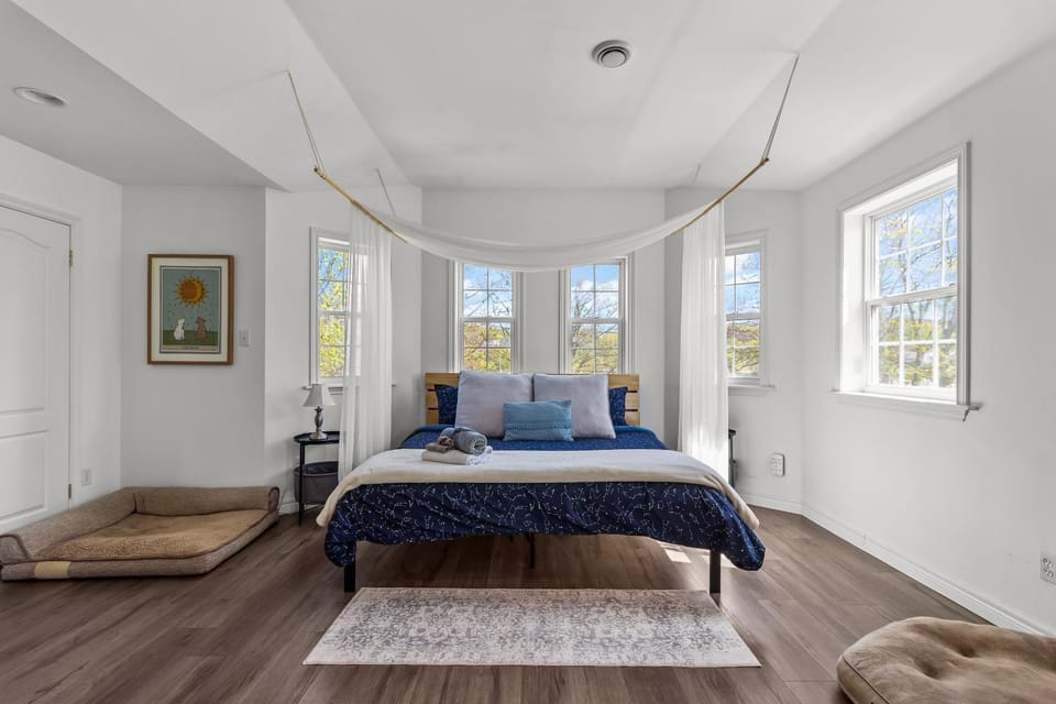 BLVD QV Lake House 4BR Backyard Pets Parking House in St Johns