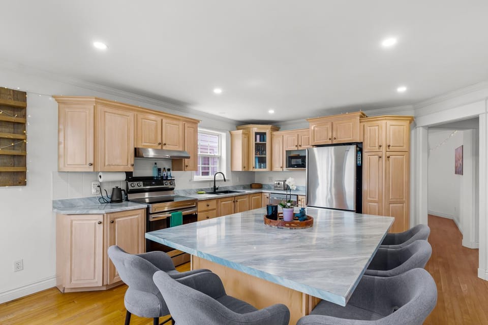 BLVD QV Lake House 4BR Backyard Pets Parking House in St Johns