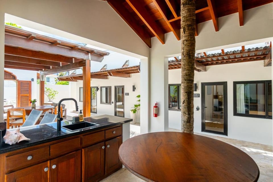 Private Villa - Large Pool and Jacuzzi Villa in San Pedro