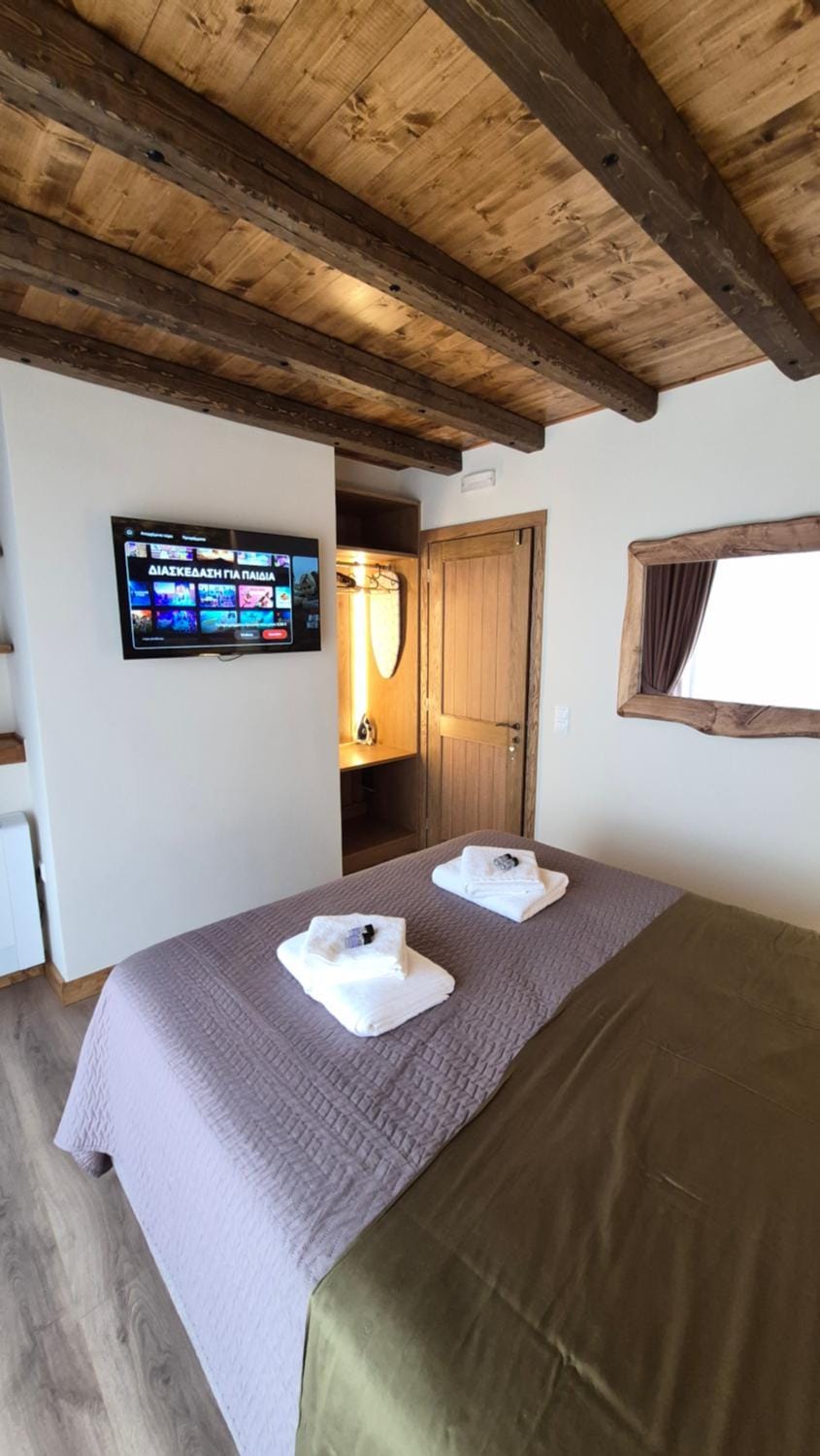 Bed, TV and multimedia, Photo of the whole room, Bedroom, towels