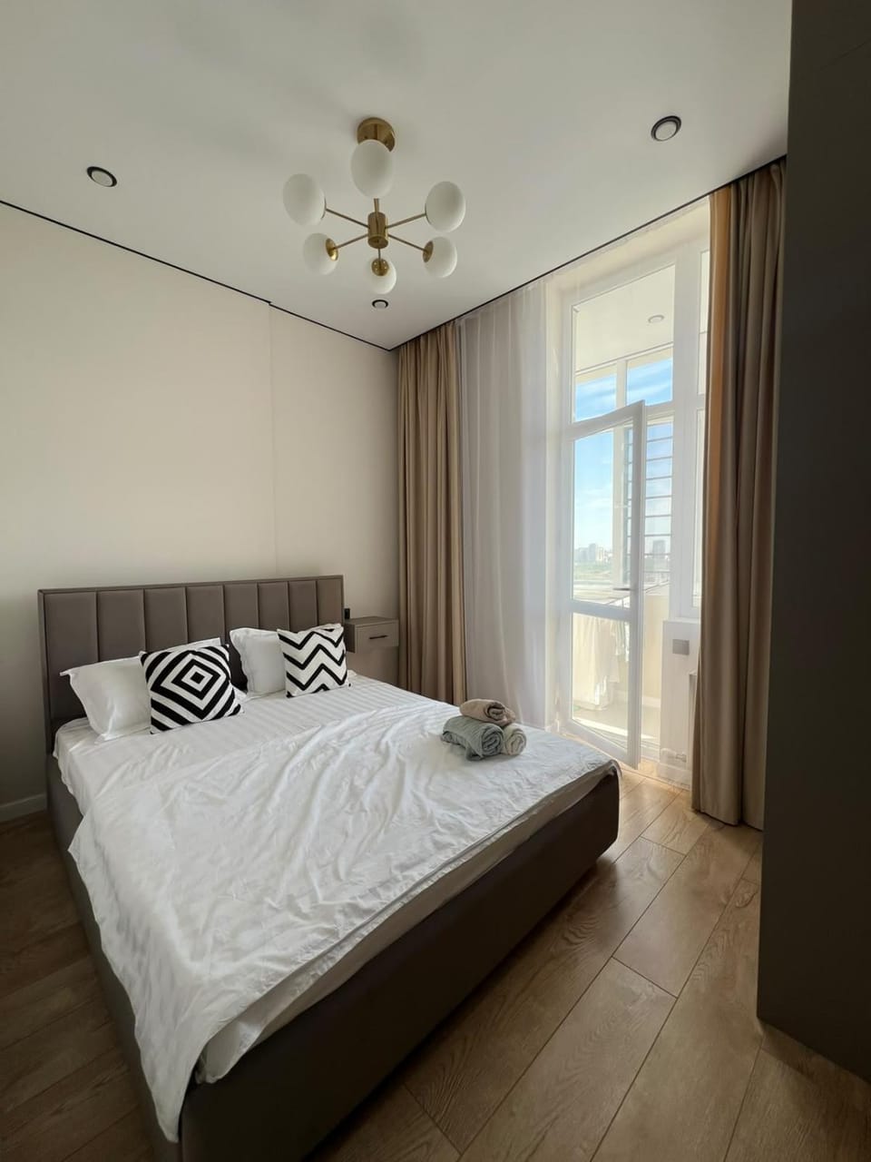 Bed, Photo of the whole room, Bedroom, towels