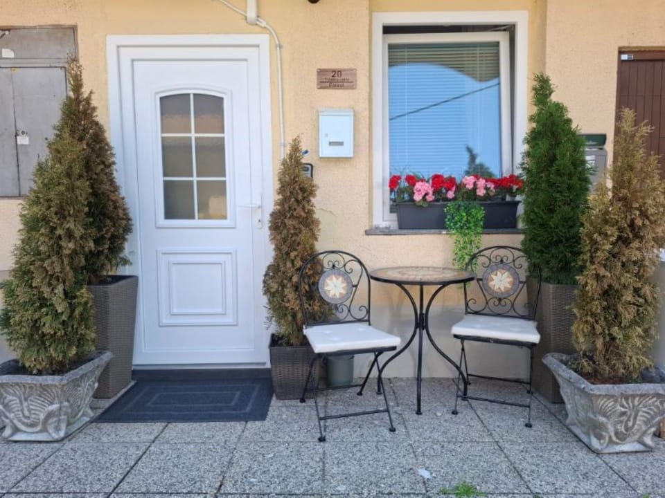 Property building, Patio, Day, Garden, Balcony/Terrace, Balcony/Terrace