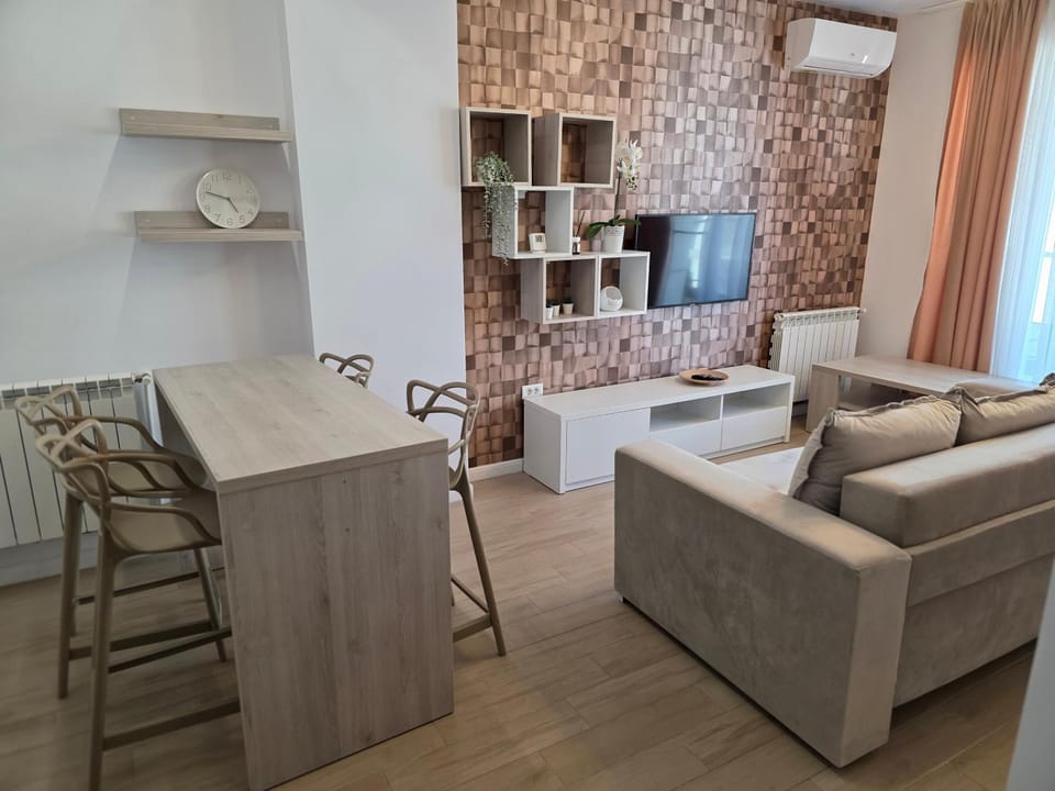 Communal lounge/ TV room, TV and multimedia, Seating area