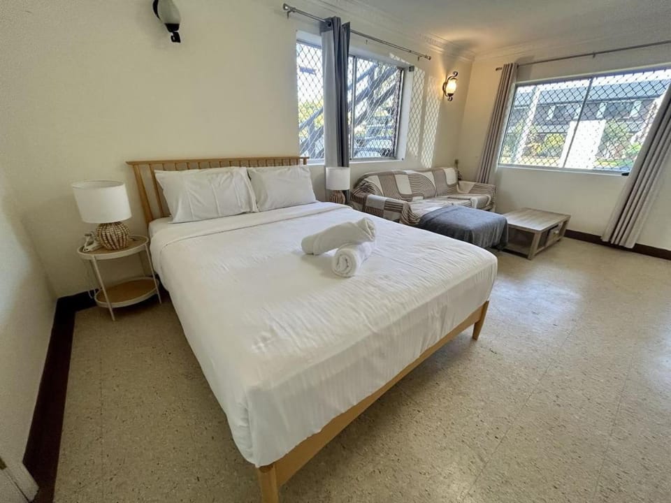 Great Value Stay in Robertson 5 mins to Shops House in Brisbane