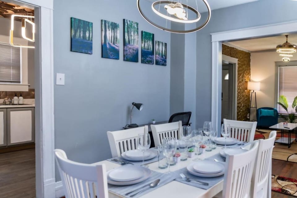 4-Bedroom Vacation Home Near Niagara Falls State Park Sleeps 10 Pet Friendly House in Niagara Falls