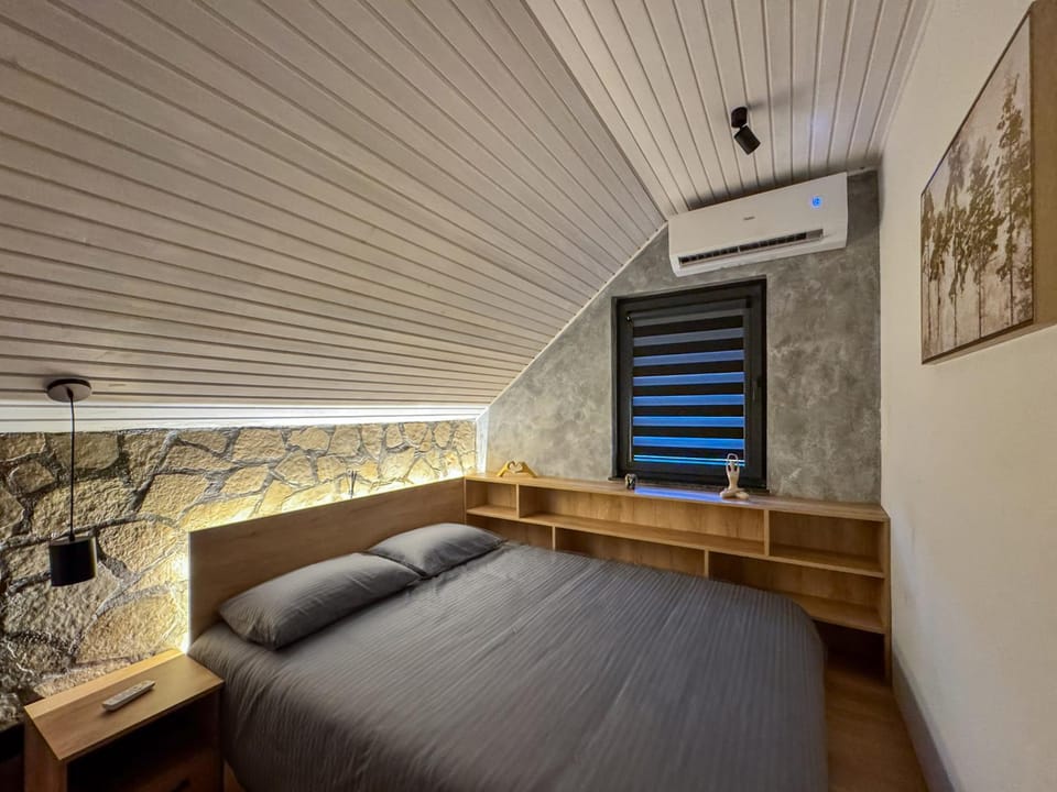 Bed, Bedroom, air conditioner